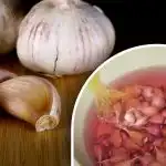 "Balzám" na česnek: roztok za pár centů, který zabrání jeho