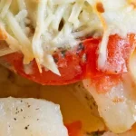 Brambory s kuřecím masem, rajčaty a sýrem zapečené v pergamenových lodičkách brambory-s-kurecim-masem-rajcaty-a-syrem-zapecene-v-pergamenovych.webp.webp