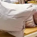 Co se stane, když si každé tři dny nevyměníte povlak na polštář: ráno se vám zhorší pleť. co-se-stane-kdyz-si-kazde-tri-dny-nevymenite-povlak.jpg