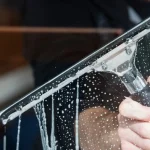 Jak dokonale a bez námahy umýt okna: profesionální čistič oken se podělil o své triky jak-dokonale-a-bez-namahy-umyt-okna-profesionalni-cistic-oken.webp.webp