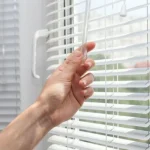 Jednoduchý způsob, jak vyčistit žaluzie od prachu a mastnoty, aniž byste je museli sundávat: stačí stará ponožka. jednoduchy-zpusob-jak-vycistit-zaluzie-od-prachu-a-mastnoty-aniz.webp.webp