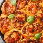 Kudrlinky s masem a sýrem: recept na chutné pečivo kudrlinky-s-masem-a-syrem-recept-na-chutne-pecivo.webp.webp