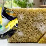 Proč hospodyňky odřezávají roh houbičky na nádobí: tento trik zná