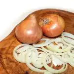 proc-marinovat-cibuli-pred-pridanim-do-salatu-tipy-pro-hospodynky.jpg