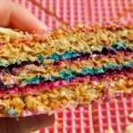 Vaflový koláč s vařeným kondenzovaným mlékem a rybízem - jednoduchý recept na domácí pochoutky vaflovy-kolac-s-varenym-kondenzovanym-mlekem-a-rybizem-jednoduchy.webp.webp